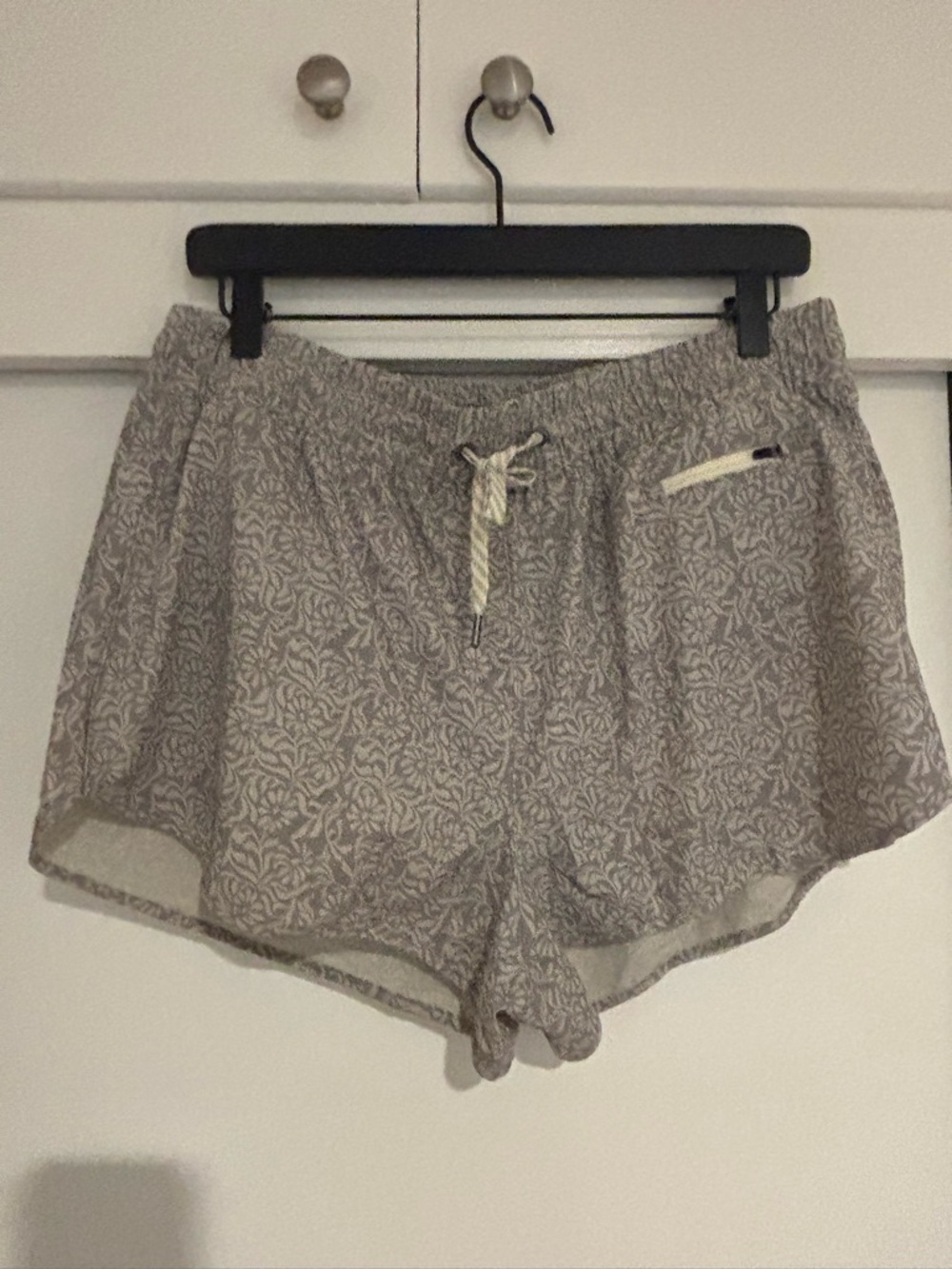 Vuori Women's Athletic Shorts in Light Gray Floral Lined Size XL